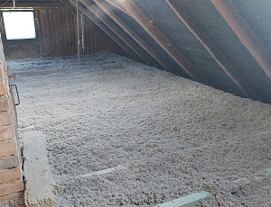 Zateplení stropu chlalupy se sedlovou střechou pomocí foukané izolace